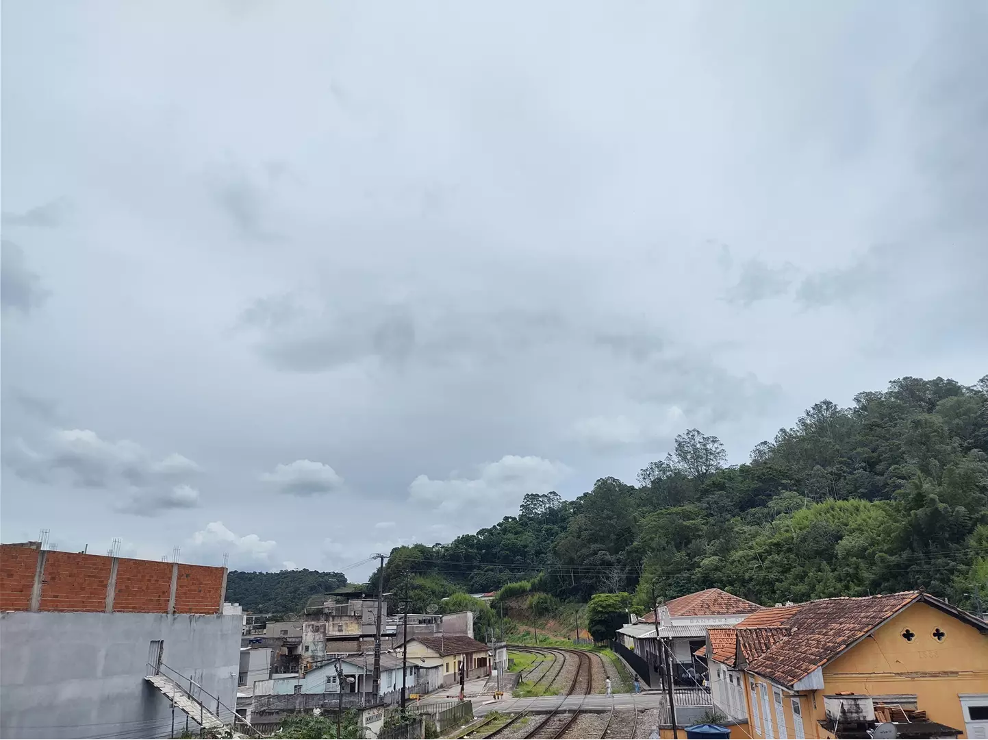 Avanço de frente fria provoca pancadas de chuva e declínio das temperaturas ao longo da semana em Santos Dumont